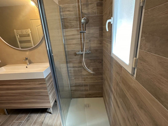 Transformation d’une baignoire en douche à Arnas (69400)