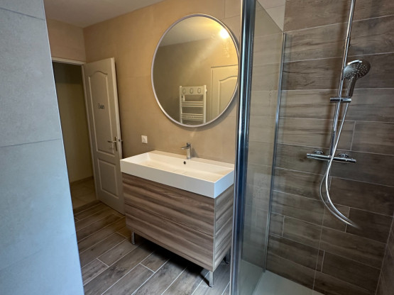 Transformation d’une baignoire en douche à Arnas (69400)